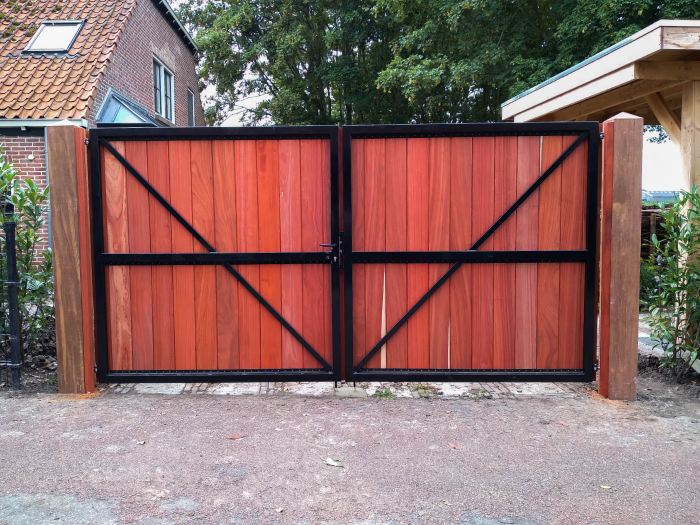 Houten inrijpoort van Padoek hardhout.